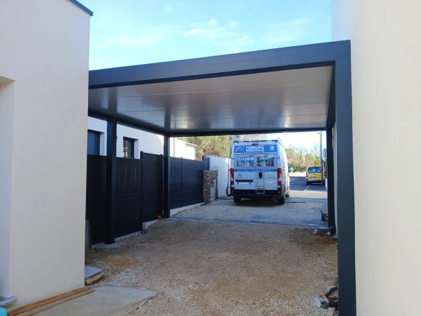 Carport aluminium gris anthracite Akraplast avec porte de garage enroulable à Nîmes après la pose