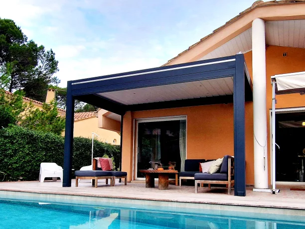 Pergola bioclimatique aluminium anthracite Art Home Alu à Nîmes vue extérieure piscine