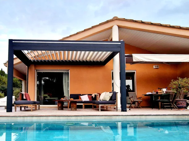 Pergola bioclimatique aluminium anthracite Art Home Alu à Nîmes