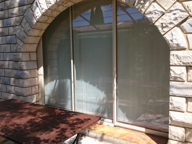 Store intérieur à bandes verticales californien sur grande baie vitrée dans le Gard