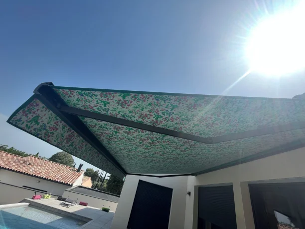 Store banne avec coffre motorisée aluminium motif florale dans le Gard ouvert profil
