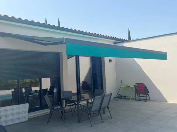 Store banne avec coffre motorisée aluminium motif florale dans le Gard ouvert