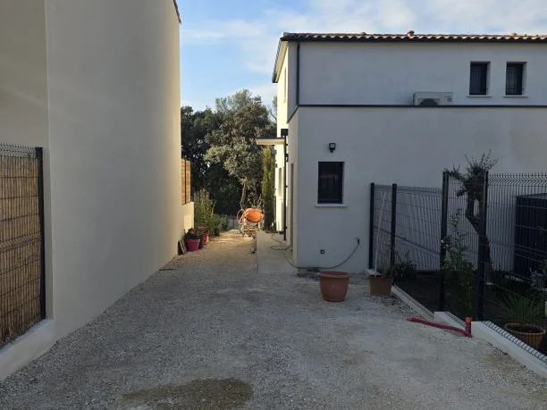 Carport aluminium gris anthracite Akraplast avec porte de garage enroulable à Nîmes avant la pose