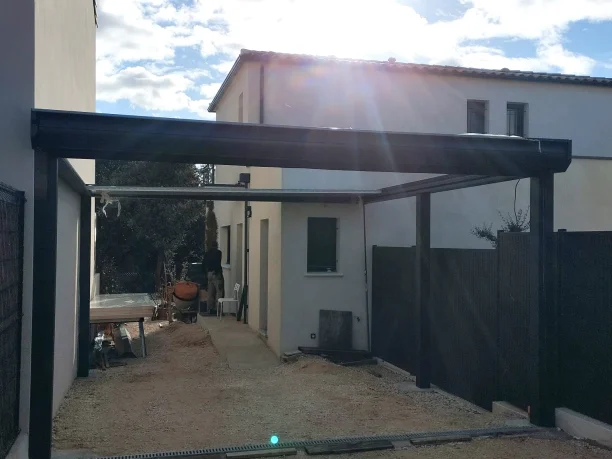 Carport aluminium gris anthracite Akraplast avec porte de garage enroulable à Nîmes pose porte de garage
