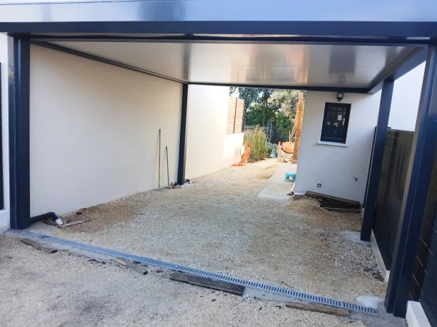 Carport aluminium gris anthracite Akraplast avec porte de garage enroulable à Nîmes vue extérieure