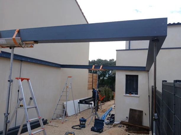 Carport aluminium gris anthracite Akraplast avec porte de garage enroulable à Nîmes pose de la structure
