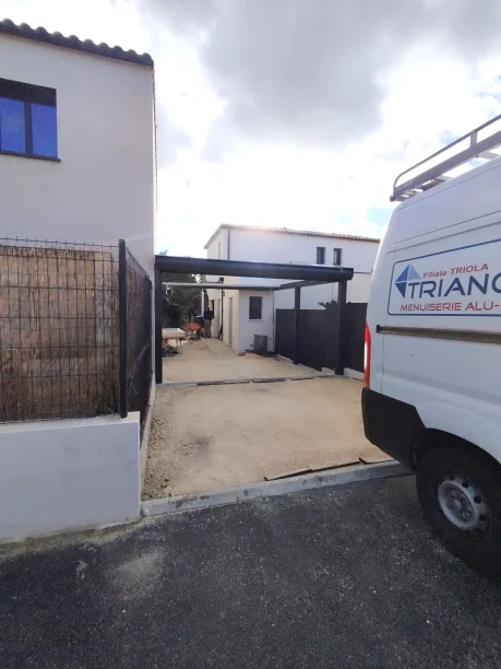 Carport aluminium gris anthracite Akraplast avec porte de garage enroulable à Nîmes