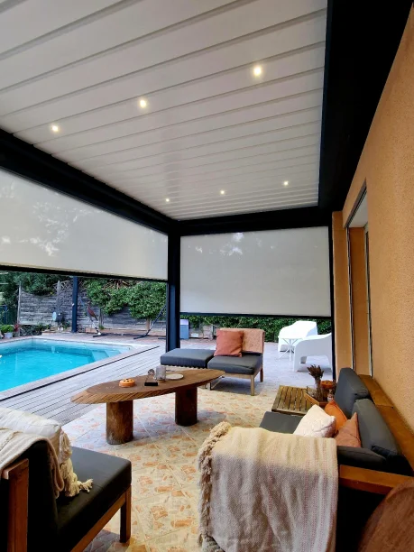 Pergola bioclimatique aluminium anthracite Art Home Alu à Nîmes éclairage LED et stores