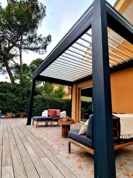 Pergola bioclimatique aluminium anthracite Art Home Alu à Nîmes vue extérieure