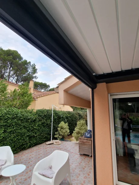 Pergola bioclimatique aluminium anthracite Art Home Alu à Nîmes store enroulé