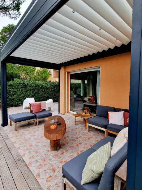 Pergola bioclimatique aluminium anthracite Art Home Alu à Nîmes vue intérieure terrasse