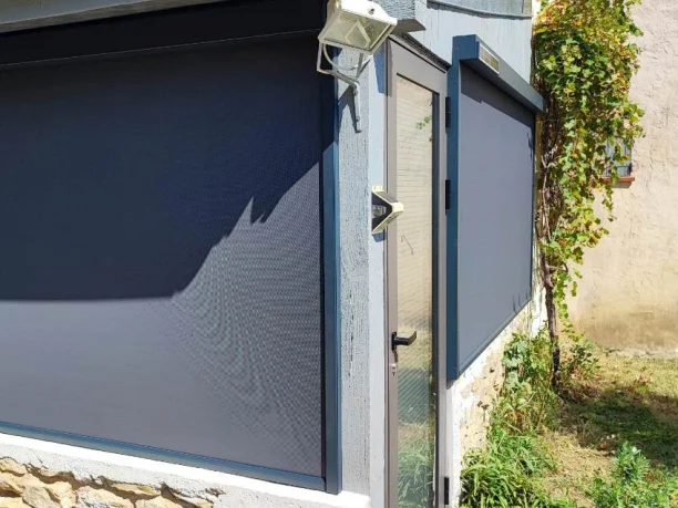 Stores enroulables solaire gris anthracite en aluminium pour véranda à Sauveterre