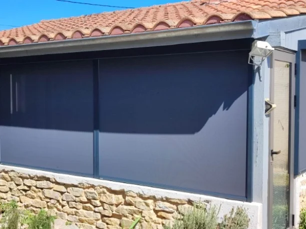 Stores enroulables solaire gris anthracite en aluminium pour véranda à Sauveterre vue extérieure