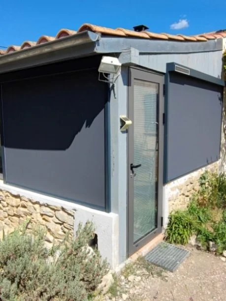 Stores enroulables solaire gris anthracite en aluminium pour véranda à Sauveterre vue extérieure latérale