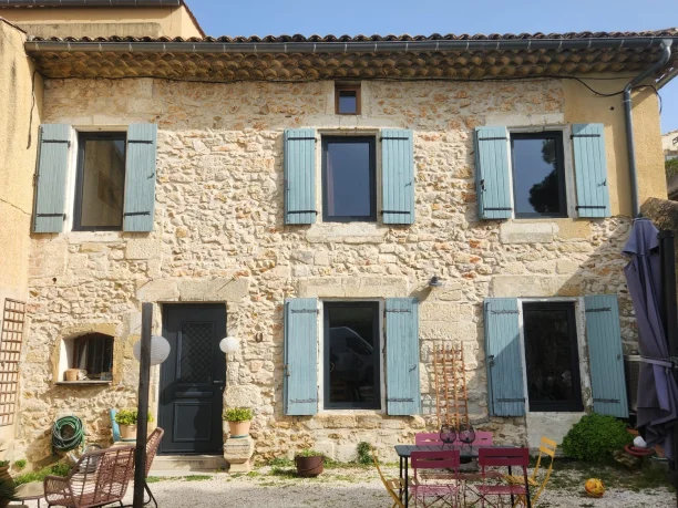Fenêtres aluminium gris RAL 7016 fabriquées par TRIOLA Menuiseries et porte d’entrée aluminium Bel’M à Saze
