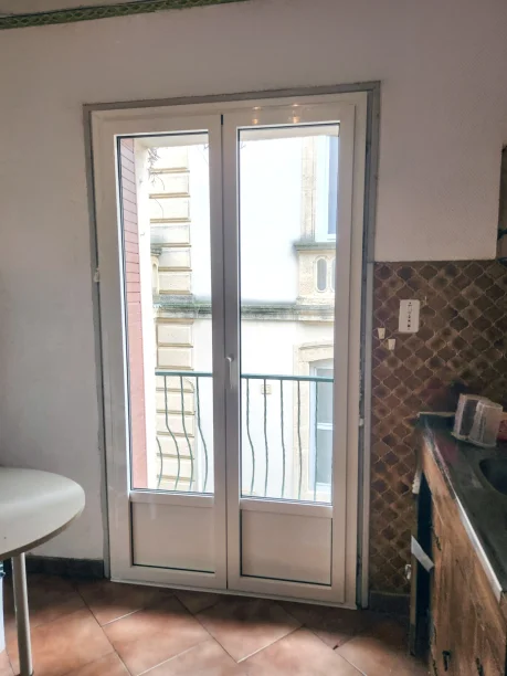 Porte-fenêtre blanche aluminium fabrique par TRIOLA Menuiseries à Remoulins vue intérieure