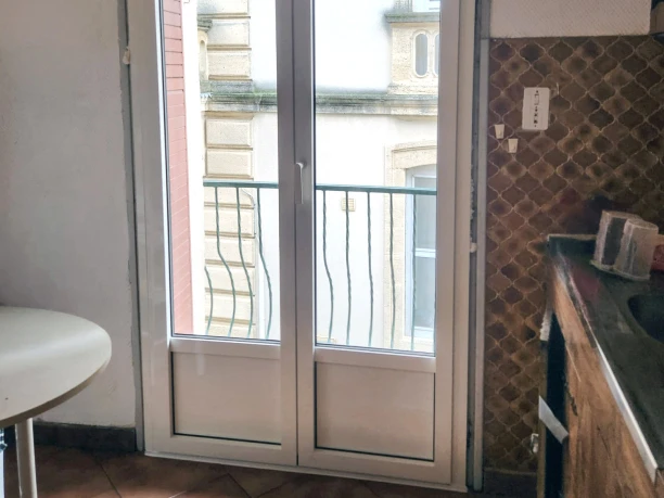 Porte-fenêtre blanche aluminium fabrique par TRIOLA Menuiseries à Remoulins vue intérieure