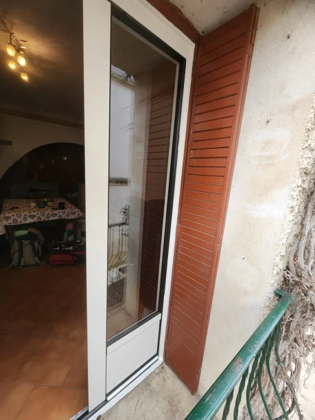 Porte-fenêtre blanche aluminium fabrique par TRIOLA Menuiseries à Remoulins vue extérieure