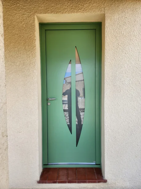 Porte d'entrée verte en aluminium Bel'M à Estézargues vue extérieure