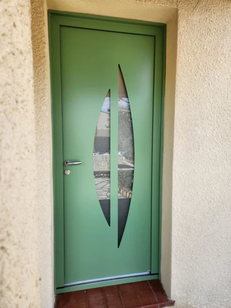 Porte d'entrée verte en aluminium Bel'M à Estézargues vue extérieure latérale