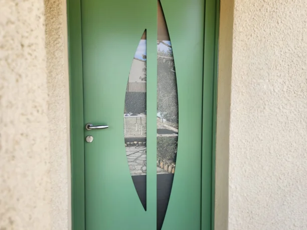 Porte d'entrée verte en aluminium Bel'M à Estézargues vue extérieure latérale