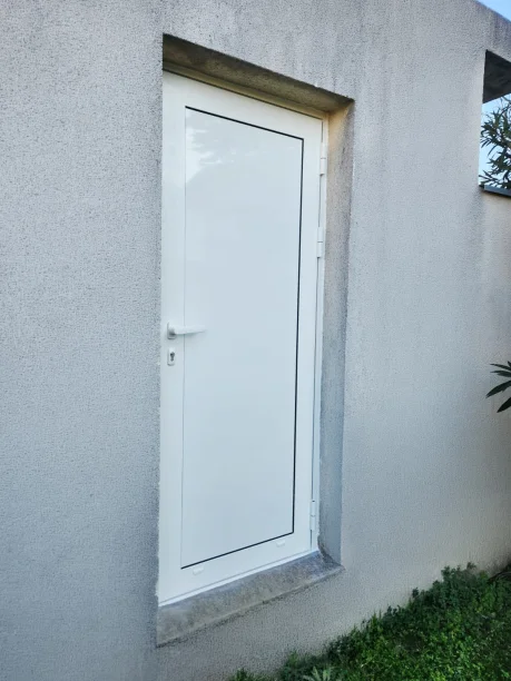 Porte de service blanche aluminium avec panneau sandwich à Les Angles