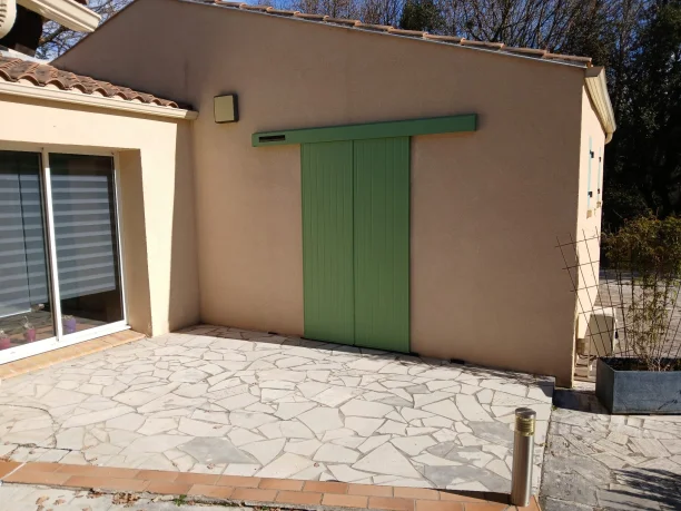 Volet coulissant vert en aluminium avec motorisation solaire à Villeneuve-lès-Avignon fermé