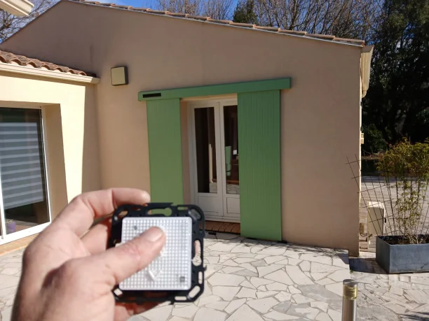 Volet coulissant vert en aluminium avec motorisation solaire à Villeneuve-lès-Avignon ouvert télécommande