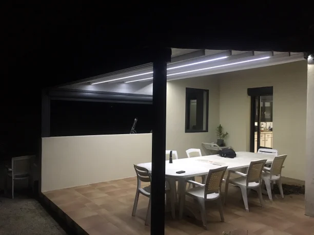 Pergola avec toile rétractable en aluminium Les Angles leds intégrés