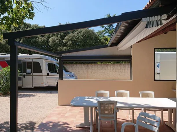 Pergola avec toile rétractable en aluminium Les Angles vue latérale