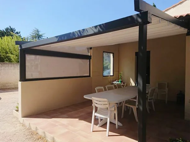 Pergola avec toile rétractable en aluminium Les Angles store latéral