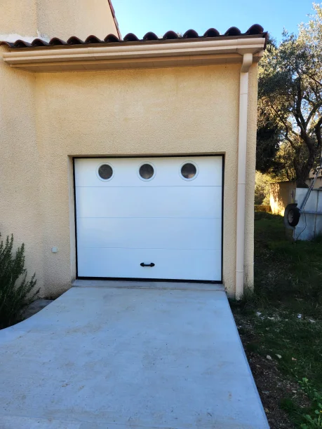 Porte de garage sectionnelle blanche en aluminium La Toulousaine à Villeneuve-lès-Avignon vue extérieure de face