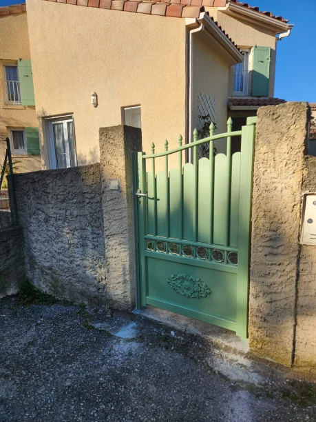 Portillon battant vert en aluminium modèle traditionnel La Toulousaine à Villeneuve-lès-Avignon