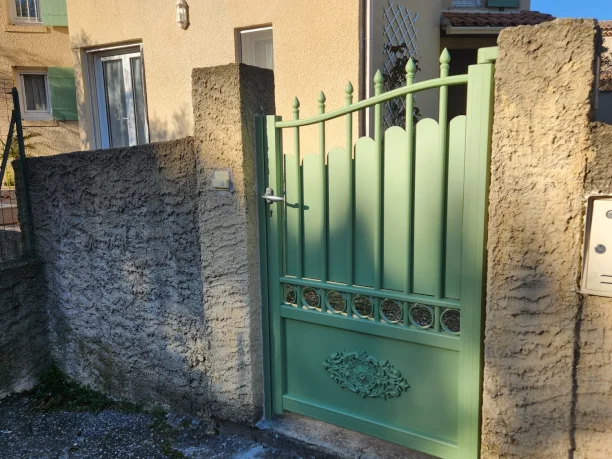Portillon battant vert en aluminium modèle traditionnel La Toulousaine à Villeneuve-lès-Avignon
