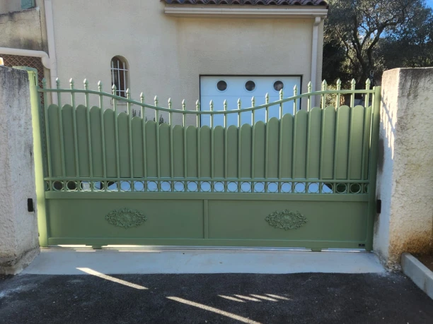 Portail coulissant vert en aluminium modèle traditionnel avec rosace La Toulousaine à Villeneuve-lès-Avignon