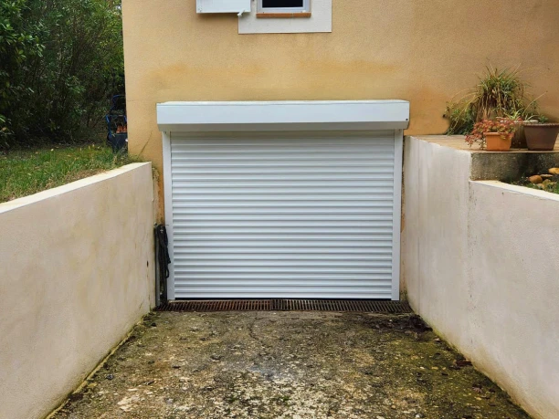 Porte de garage enroulable blanche en aluminium Profalux à Pujaut