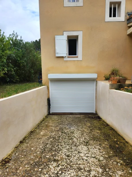Porte de garage enroulable et volet battant aluminium Profalux à Pujaut