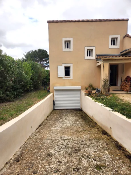 Porte de garage enroulable et volet battant aluminium Profalux à Pujaut vue de l'extérieur