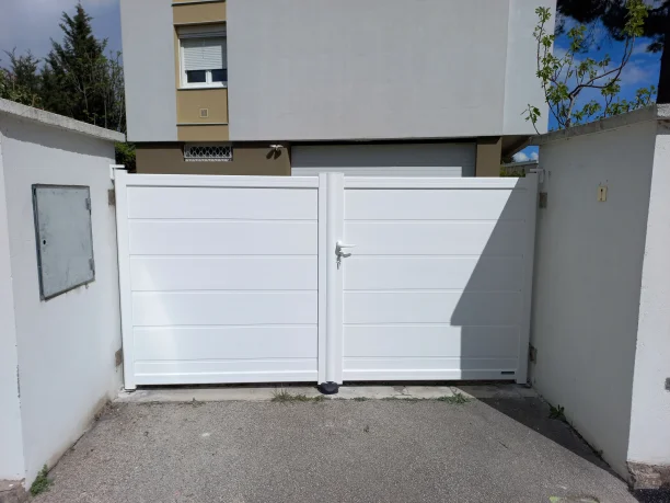 Portail battant blanc plein en aluminium La Toulousaine dans le Gard