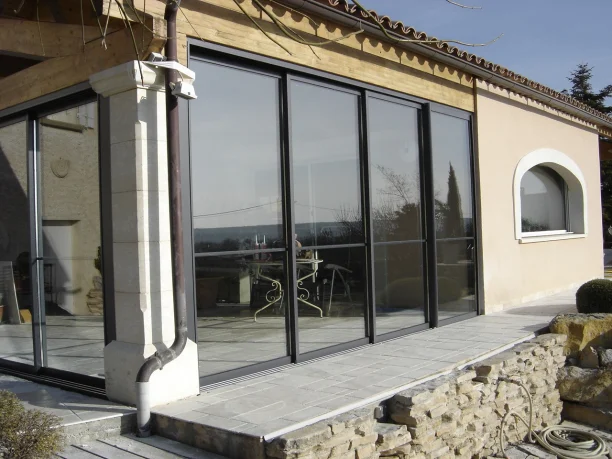 Baie vitrée coulissante noire en aluminium profilés Schüco fabrication TRIOLA Menuiseries à Avignon