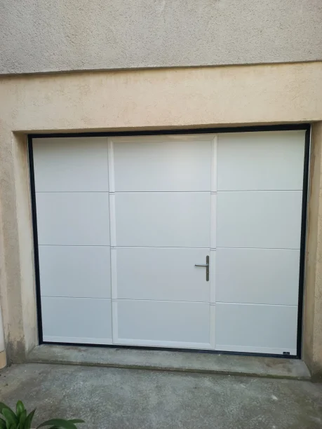 Porte de garage sectionnelle blanche La Toulousaine Villeneuve-lès-Avignon vue extérieure fermée