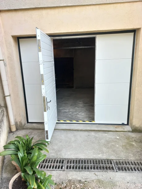 Porte de garage sectionnelle blanche La Toulousaine Villeneuve-lès-Avignon vue extérieure ouverte