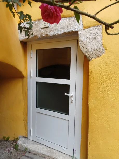 Porte d’entrée blanche vitrée aluminium Schüco fabricationTRIOLA Saint-Quentin-la-Poterie vue extérieure