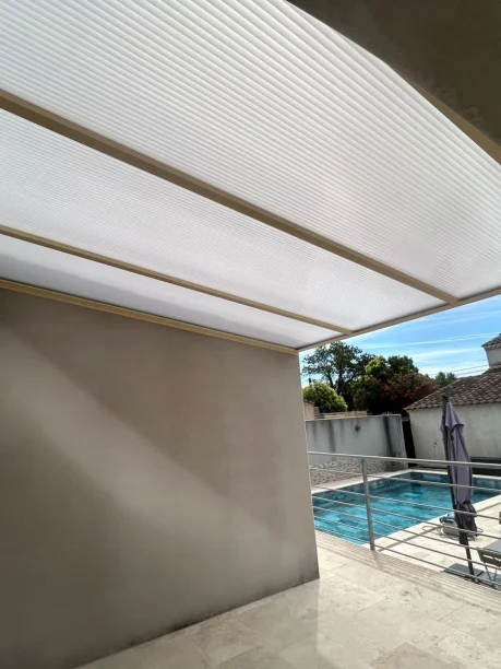 Toiture beige aluminium et polycarbonate Akraplast terrasse Les Angles vue intérieure