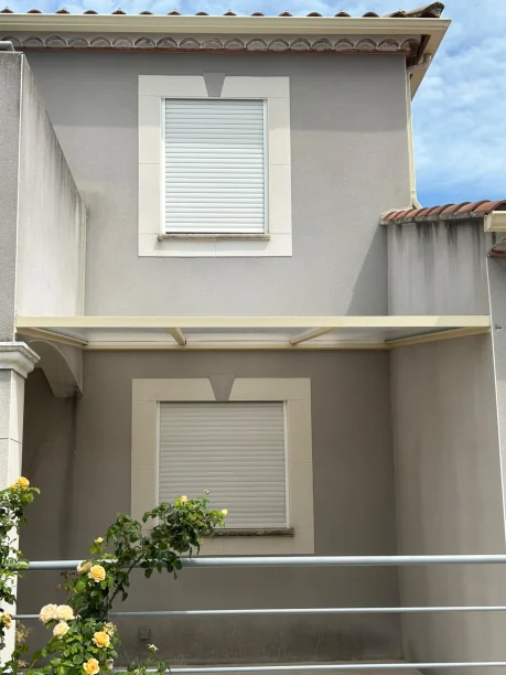 Toiture beige aluminium et polycarbonate Akraplast terrasse Les Angles vue extérieure face
