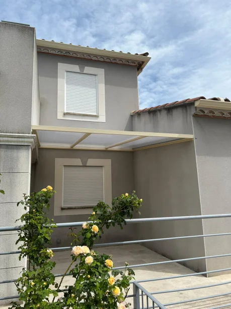 Toiture beige aluminium et polycarbonate Akraplast terrasse Les Angles vue extérieure latérale