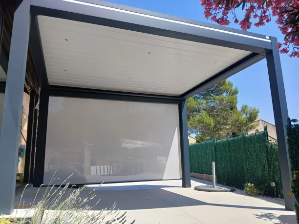 Pergola bioclimatique aluminium avec store vertical ZIP et éclairage LED Art Home Alu Les Angles vue extérieure ouvert
