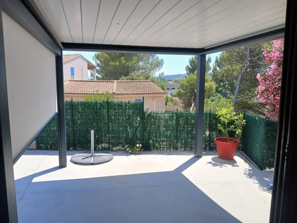  Pergola bioclimatique aluminium avec store vertical ZIP et éclairage LED Art Home Alu Les Angles vue intérieure ouvert