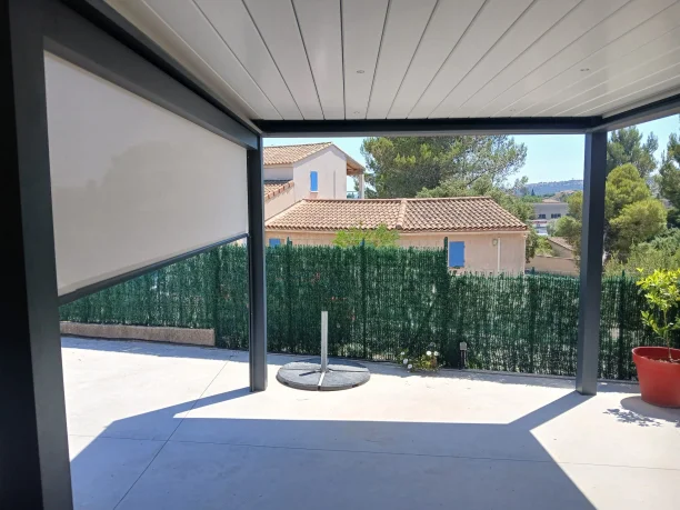 Pergola bioclimatique aluminium avec store vertical ZIP et éclairage LED Art Home Alu Les Angles vue intérieure latérale ouvert