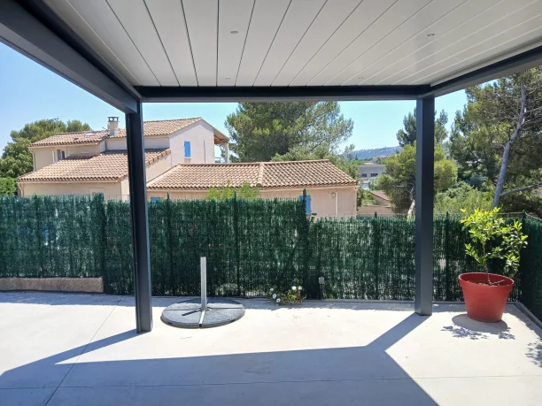 Pergola bioclimatique aluminium avec store vertical ZIP et éclairage LED Art Home Alu Les Angles vue intérieure fermé